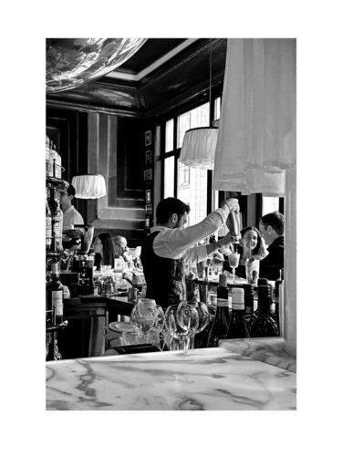 Barkeeper in the Edmondo, Hamburg di Marijon Walter, Fotografia in vendita su Singulart