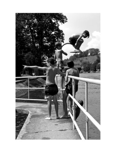 5 boys jumping, Switzerland par Marijon Walter, Photographie en vente sur Singulart