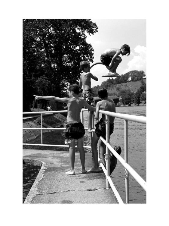 5 boys jumping I Switzerland Marijon Walter