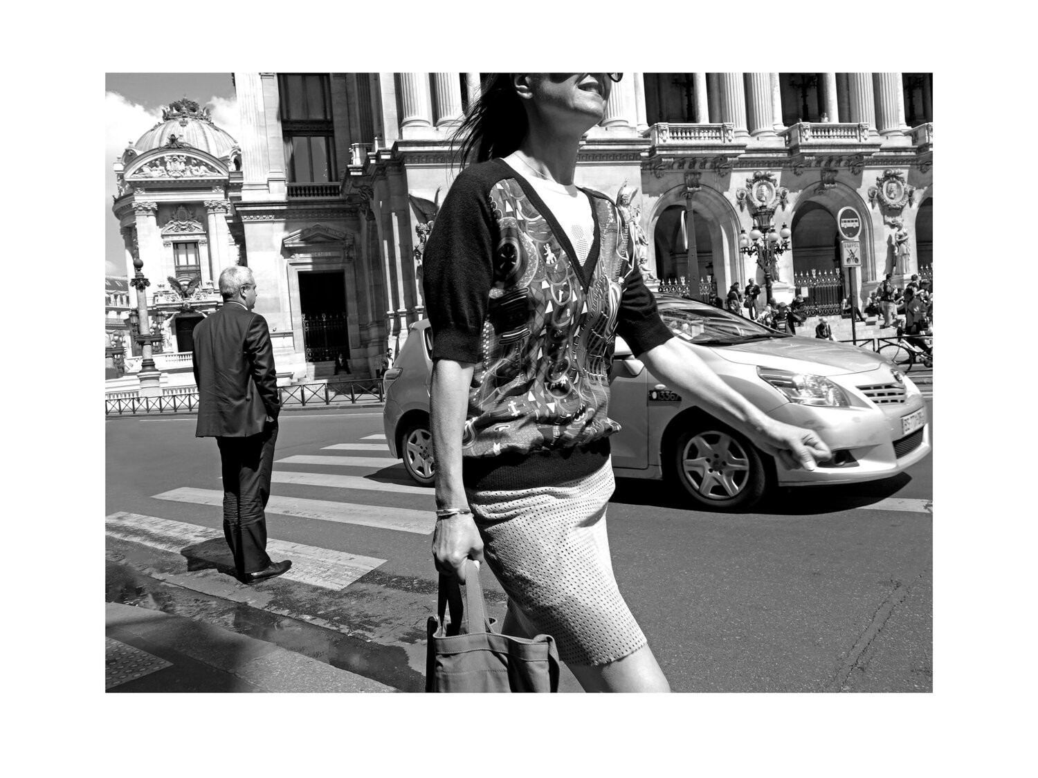 Woman in front of opera I Paris Marijon Walter Fotografie zu verkaufen