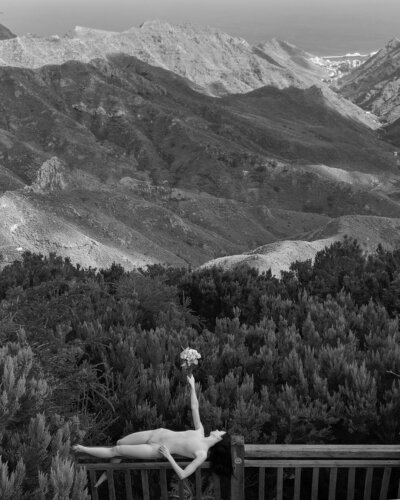 GIRL & MOUNTAIN by Evgeny Maklakov, 사진 for Sale on Singulart