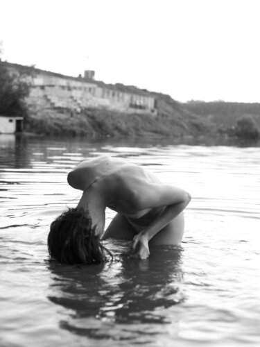 THE GIRL ON THE RIVER von Evgeny Maklakov, Fotografie kaufen auf Singulart