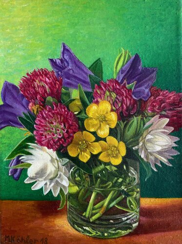 Wiesenstrauß in Glasvase, Blaue Glockenblume, Rotklee und Hahnenfuß, Silverywhite Deaflora di Monika Köhler, Pittura in vendita su Singulart