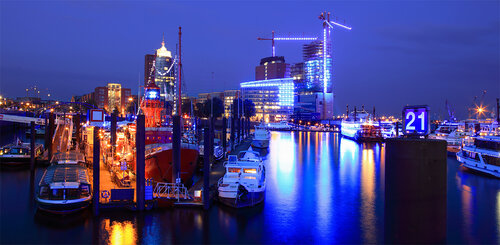 Die Farben der Nacht, Blau und Rot am Hafen von Hamburg di Master Phago, Digitale in vendita su Singulart