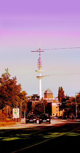 Lila und Gelbgrün an der Christuskirche in Hamburg di Master Phago, Digitale in vendita su Singulart