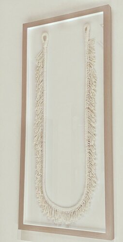 white fringe necklace von Monica Avayou, Textil kaufen auf Singulart