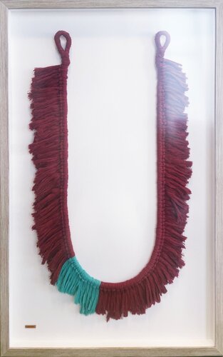 Burgundy fringe necklace de Monica Avayou, Téxtil a la venta en Singulart