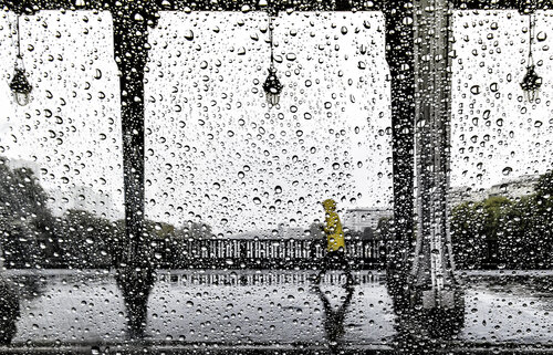 Walking in the Rain di Robert Bared, Digitale in vendita su Singulart