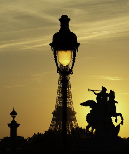 Le Réverbère Eiffel au soleil couchant di Robert Bared, Fotografia in vendita su Singulart