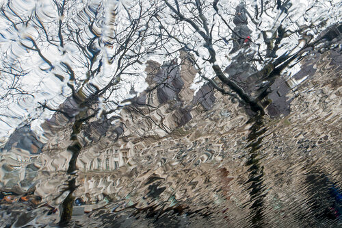 Averse sur l'Hôtel de Ville di Robert Bared, Digitale in vendita su Singulart