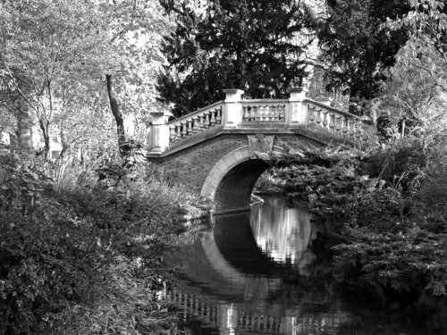 Le Petit Pont du Parc Monceau by Alex Cassels, 사진 for Sale on Singulart