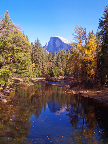 Half Dome and the Merced River von Alex Cassels, Fotografie kaufen auf Singulart