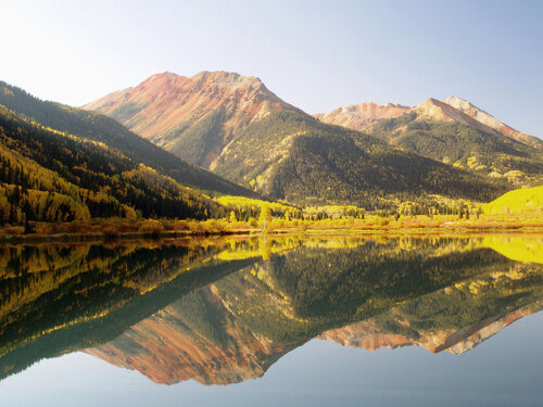 Crystal Lake and Red Mountain de Alex Cassels, Fotografía a la venta en Singulart