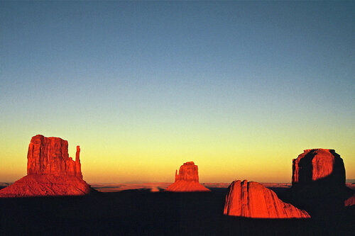 Sunset at Monument Valley di Alex Cassels, Fotografia in vendita su Singulart