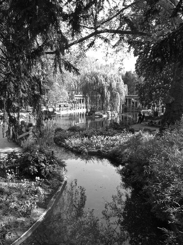 Parc Monceau au printemps - A3 par Alex Cassels, Photographie en vente sur Singulart