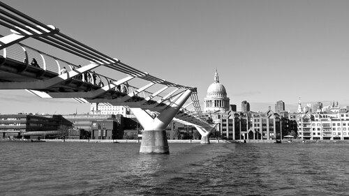 The Millennium Bridge, London - A3 de Alex Cassels, Fotografía a la venta en Singulart