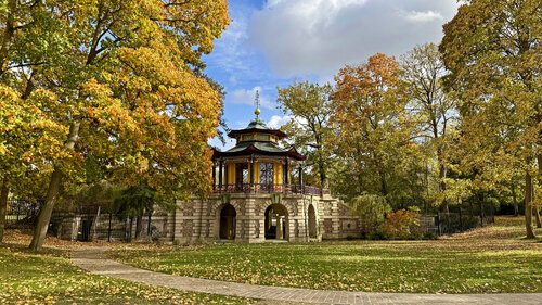 Le Pavillon Chinois en automne van Alex Cassels, Fotografie te koop op Singulart