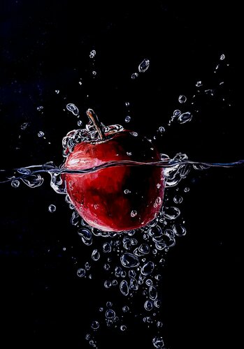Red Apple Underwater von Elena Dmitrenko, Malerei kaufen auf Singulart