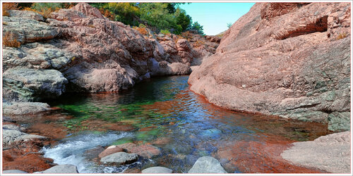 Farbenspiel zwischen großen Steinen von Wolfgang Lorenz, Fotografie kaufen auf Singulart