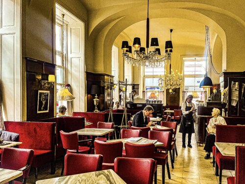 Wiener Kaffeehaus in gelb-rot de Livia Prof. Dr. Küffner, Fotografía a la venta en Singulart