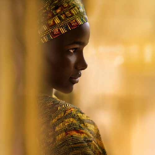 Africa VII Awa-Daughter of Light von Joachim Bergauer, Fotografie kaufen auf Singulart