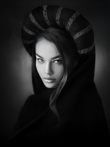 Crowned in Silence di Joachim Bergauer, Fotografia in vendita su Singulart