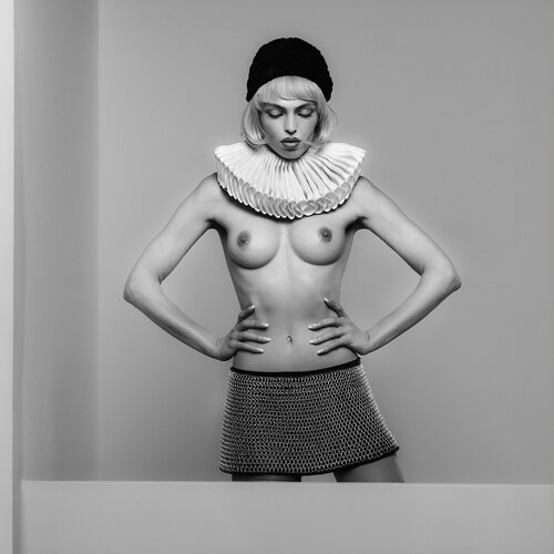 Leonie – The Modern Pierrot de Joachim Bergauer, Fotografía a la venta en Singulart