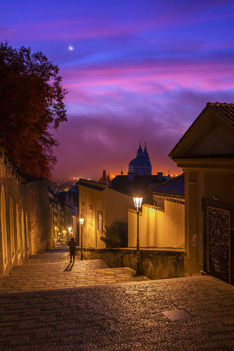 Magic morning at Castle Stairs   60x90 cm van Peter Cech, Fotografie te koop op Singulart
