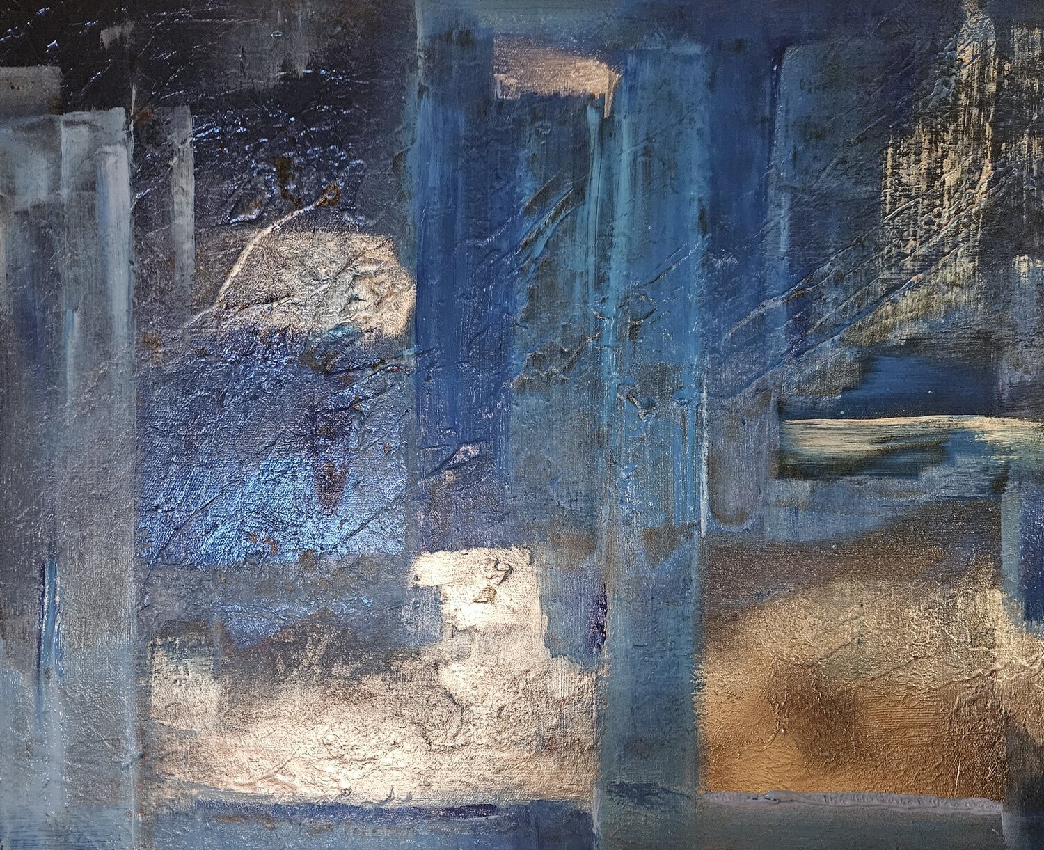 Intense blue pearl Lisa Smith