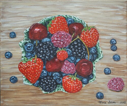 Schale mit verschiedenen leckeren Beeren und Kirschen Alena Drisner