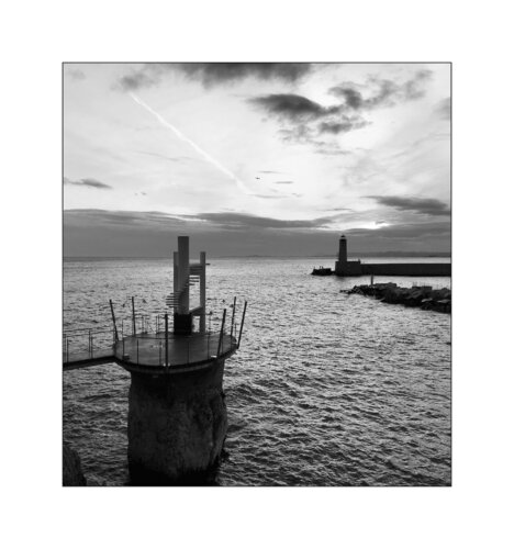 Le port de Nice au coucher de soleil (framed) van Jean Kempf, Fotografie te koop op Singulart