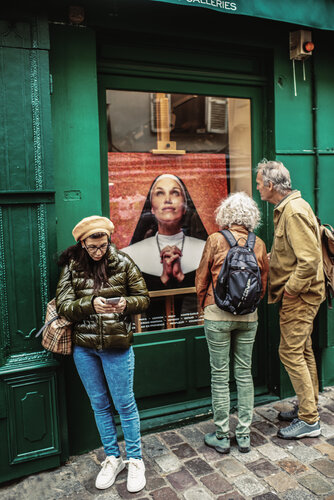 Quiet Exchange von Olya Hill, Fotografie kaufen auf Singulart