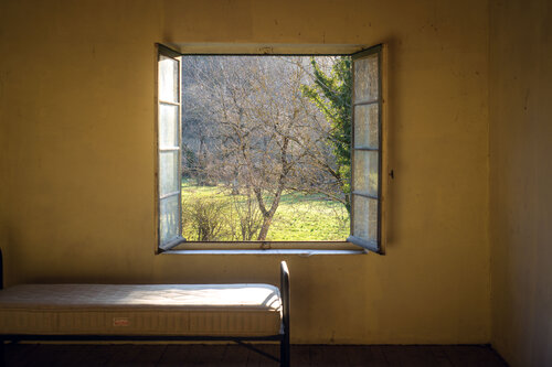 The yellow room, Valromey, end of March de PETER WOODBURN, Fotografía a la venta en Singulart