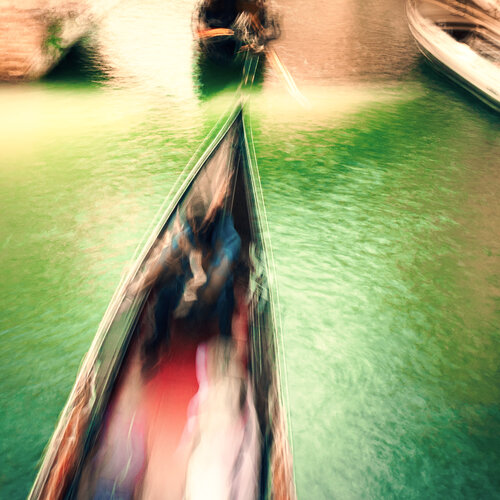 Vie del Sud - Gondola Ride Abstract di Art Merl, Fotografia in vendita su Singulart