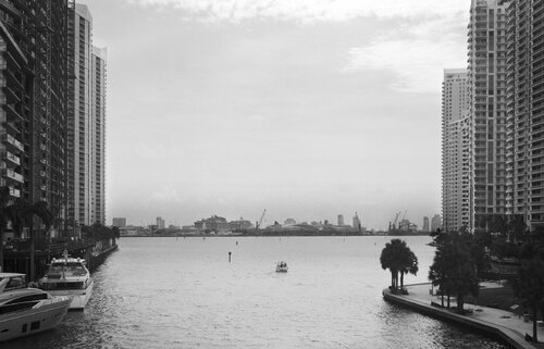 Miami river, Biscayne Bay de Rudy Umans, Fotografía a la venta en Singulart