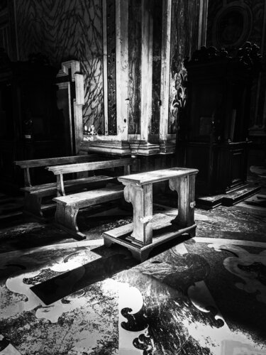 Sit Down and Pray di Annett Siviglia-Mann, Fotografia in vendita su Singulart