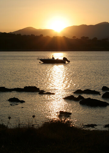 Boot bei Sonnenuntergang von Annett Siviglia-Mann, Fotografie kaufen auf Singulart