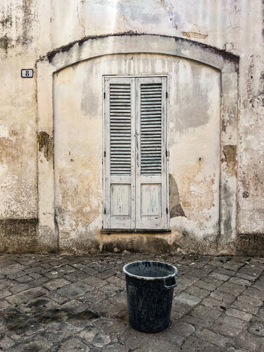 Civico 8 con secchio di Annett Siviglia-Mann, Fotografia in vendita su Singulart