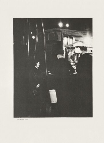 The Bus station by Bill Brandt van VERVE Revue, Afdruk te koop op Singulart