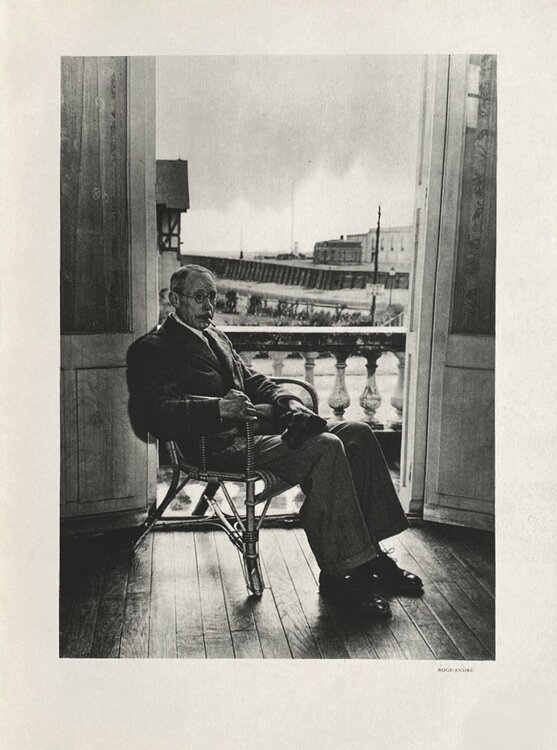 Pierre Bonnard sitting in his studio by André Rogi (1935) VERVE Revue