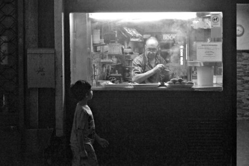 Lisbon  night di Elena Zapassky, Fotografia in vendita su Singulart