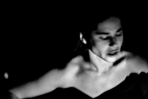 GIRL WITH GUITAR von Elena Zapassky, Fotografie kaufen auf Singulart