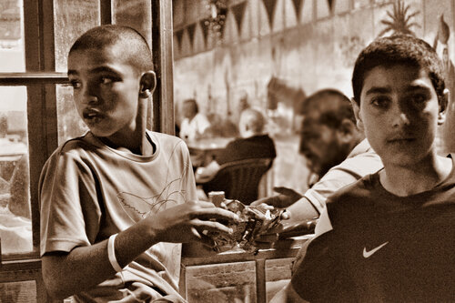 Jaffa's boys di Elena Zapassky, Fotografia in vendita su Singulart