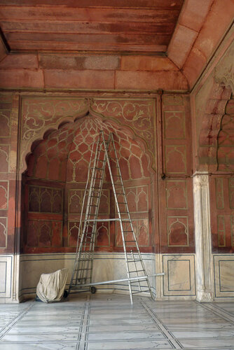 Ladder in the Alcove, Interior of Red Fort di John Brooks, Fotografia in vendita su Singulart