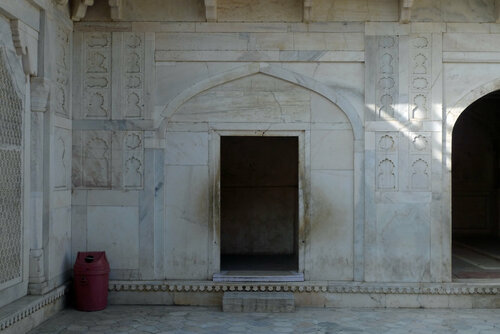 External courtyard, the Red Fort, Agra von John Brooks, Fotografie kaufen auf Singulart
