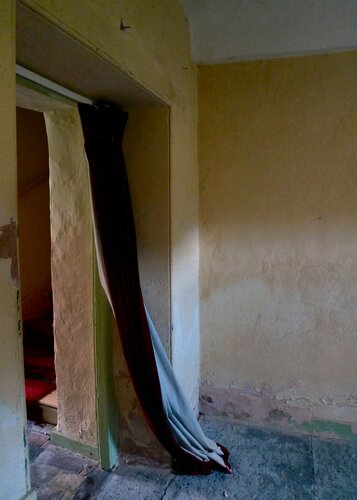The velvet curtain di John Brooks, Fotografia in vendita su Singulart