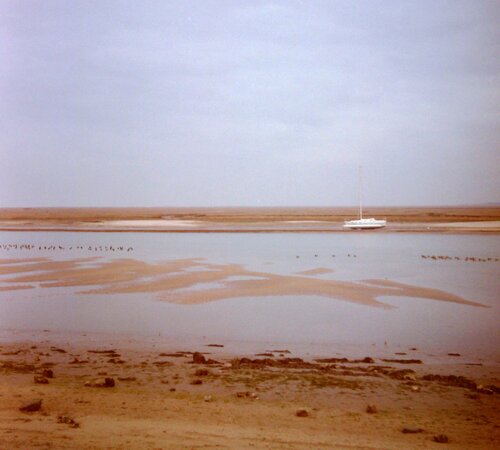 Sea, sand, sky at Wells di John Brooks, Fotografia in vendita su Singulart