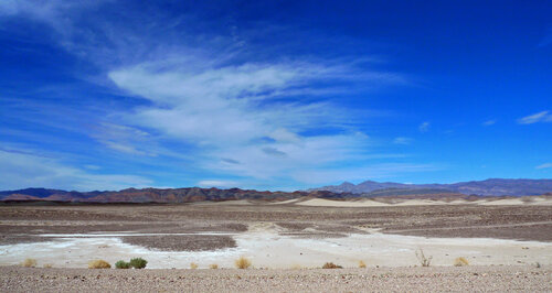 Death Valley desert, mountains and clouds par John Brooks, Photographie en vente sur Singulart