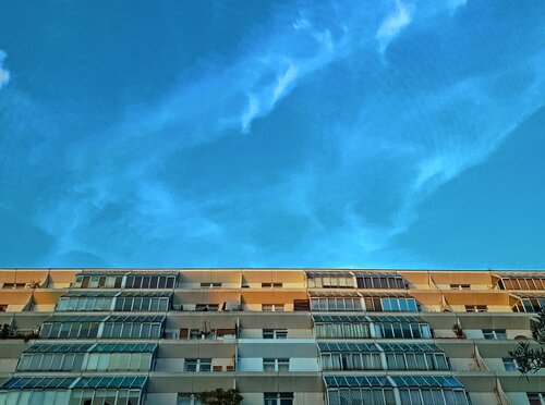 Blue Skies above Bloomsbury di John Brooks, Fotografia in vendita su Singulart