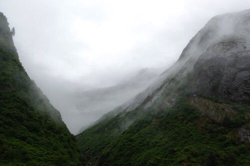 Mountain valley in the mist, Alaska di John Brooks, Fotografia in vendita su Singulart